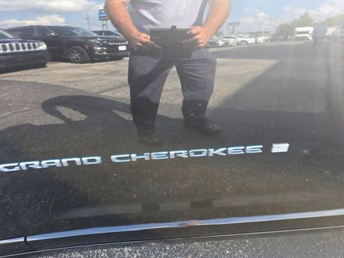 Used 2022 Jeep Grand Cherokee Overland w/ Luxury Tech Group IV image 11