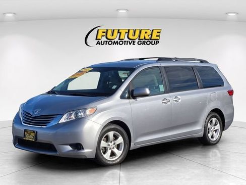 Certified 2017 Toyota Sienna LE FWD image 10