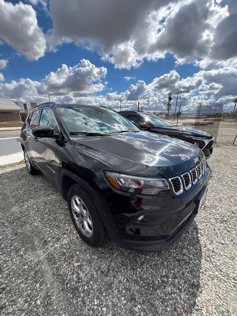 Used 2025 Jeep Compass Latitude w/ Sun & Sound Group AWD/4WD image 3