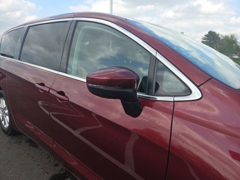 Used 2023 Chrysler Pacifica Touring-L image 5