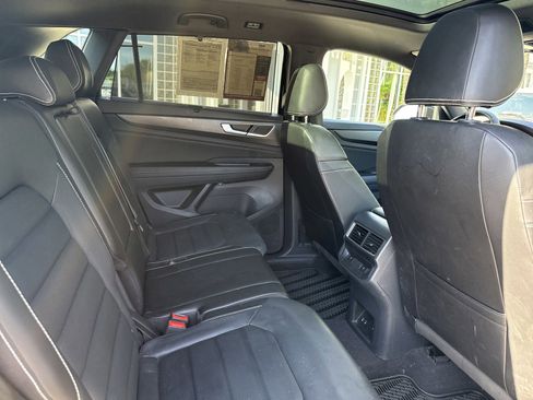 Used 2024 Volkswagen Atlas Cross Sport SEL R-Line AWD/4WD image 31