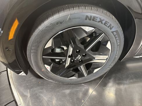 New 2025 Kia EV6 Wind image 10