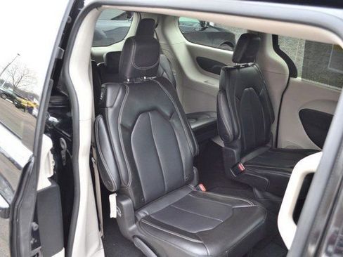 Used 2023 Chrysler Pacifica Touring-L image 34