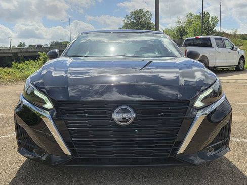 Used 2025 Nissan Altima 2.5 SV FWD image 2