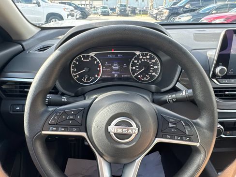 Used 2025 Nissan Altima 2.5 SV FWD image 24