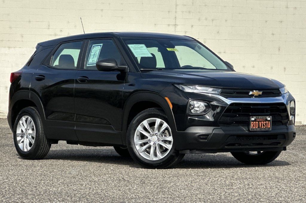 Used 2023 Chevrolet TrailBlazer LS FWD image 2