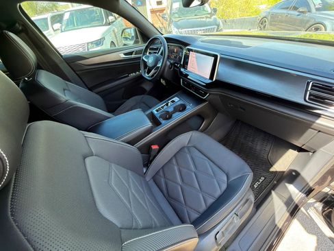 Used 2024 Volkswagen Atlas Cross Sport SE image 9