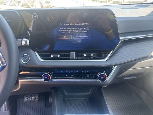 New 2026 Chevrolet Equinox LT w/ Convenience Package II FWD image 32