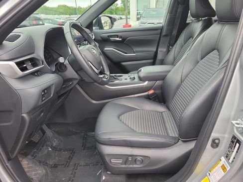 Used 2025 Toyota Highlander XSE AWD/4WD image 26