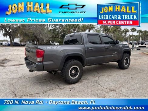 Used 2017 Toyota Tacoma TRD Off-Road w/ Premium & Technology Package image 11