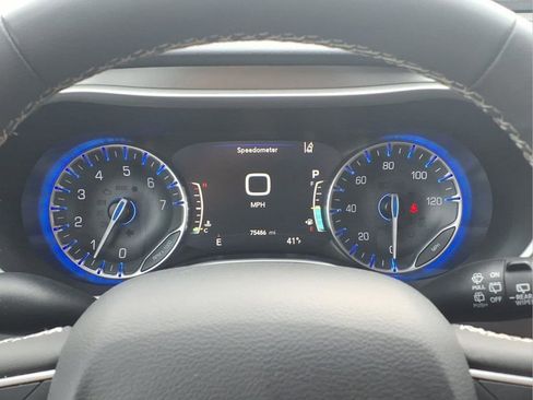 Used 2023 Chrysler Pacifica Touring-L image 12