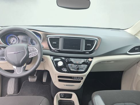 Used 2023 Chrysler Voyager LX FWD image 13
