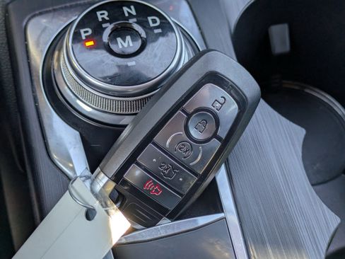 Used 2020 Ford Escape Titanium image 31