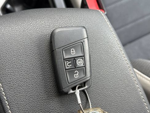 Used 2025 Volkswagen Taos SE FWD image 21