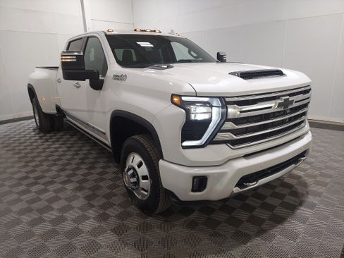 Used 2025 Chevrolet Silverado 3500 High Country w/ High Country Premium Package AWD/4WD image 4