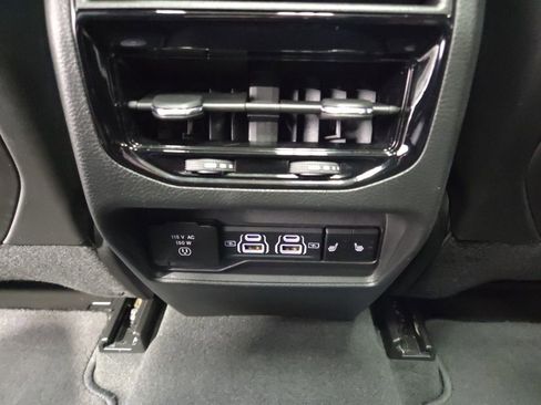 Used 2024 Jeep Grand Cherokee Limited w/ Luxury Tech Group II image 38