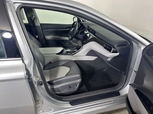 Used 2020 Toyota Camry XLE w/ Navigation Package FWD image 10