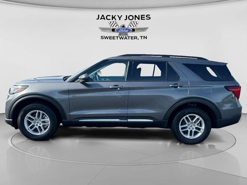 Used 2025 Ford Explorer Active AWD/4WD image 2