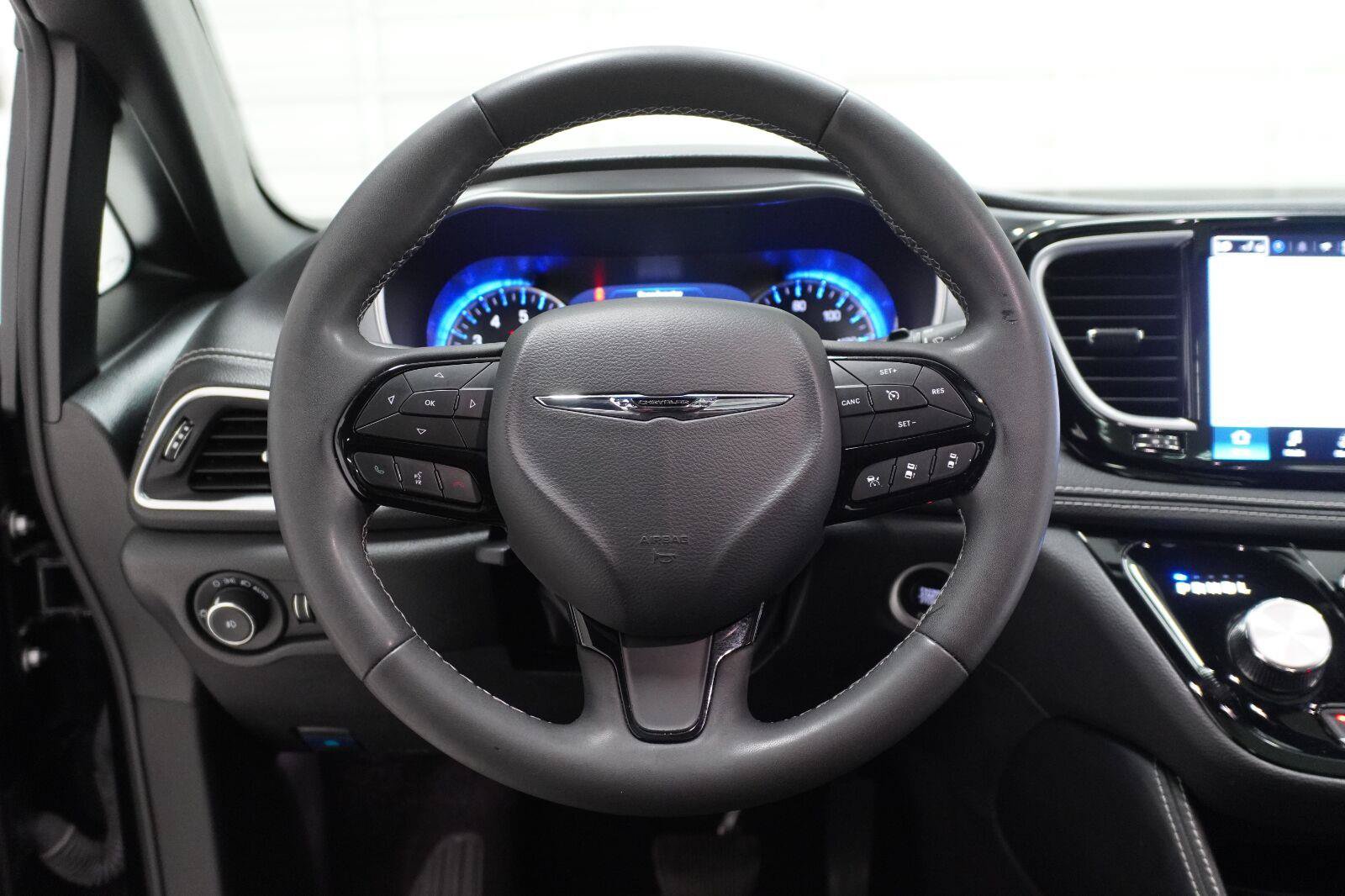 Used 2025 Chrysler Pacifica Limited FWD image 14