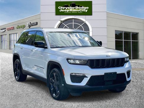 Used 2023 Jeep Grand Cherokee Limited w/ Black Appearance Package AWD/4WD image 4