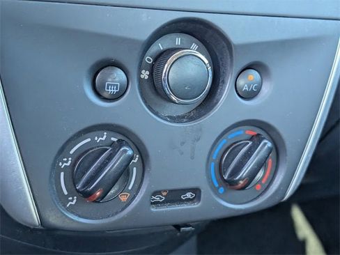 Used 2015 Nissan Versa SL image 18