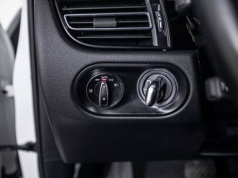 Used 2023 Porsche Macan AWD/4WD image 38