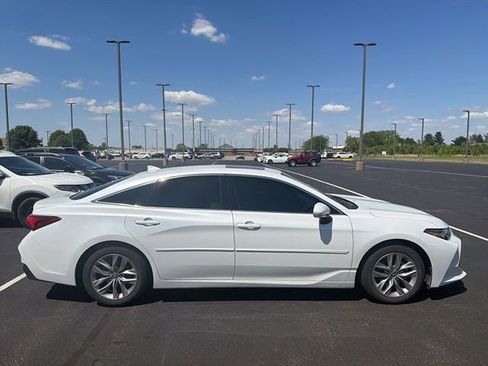 Certified 2022 Toyota Avalon XLE w/ Moonroof Package FWD image 12
