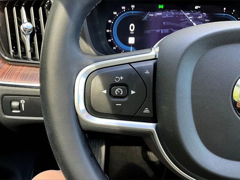 Certified 2022 Volvo XC60 B5 Momentum image 10