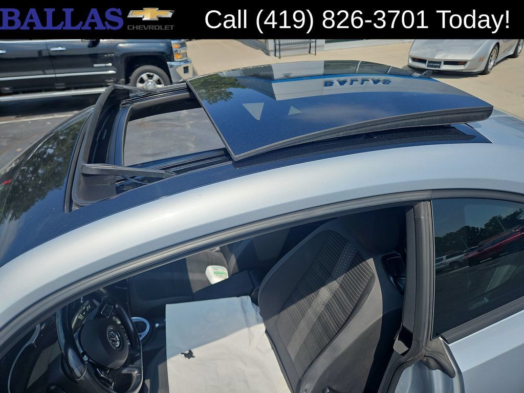 Used 2013 Volkswagen Beetle 2.0T FWD image 14