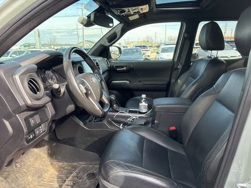 Used 2022 Toyota Tacoma TRD Off-Road w/ TRD Premium Off Road Package image 10