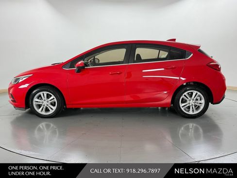 Used 2018 Chevrolet Cruze LT w/ Convenience Package FWD image 9