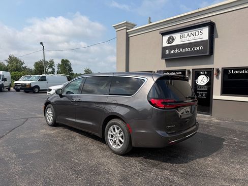 Used 2023 Chrysler Pacifica Touring-L FWD image 3