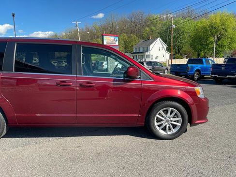 Used 2019 Dodge Grand Caravan SXT image 9