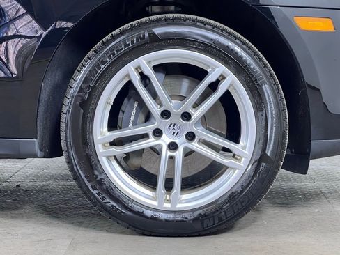 Certified 2025 Porsche Macan image 13