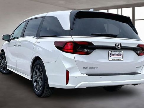 New 2026 Honda Odyssey Touring image 3