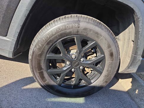 Used 2024 Jeep Grand Cherokee L Laredo image 7