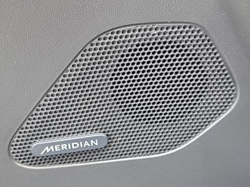 Used 2019 Jaguar F-PACE Premium image 28