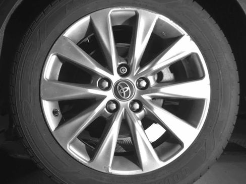 Used 2017 Toyota Camry XLE w/ Convenience Package FWD image 11