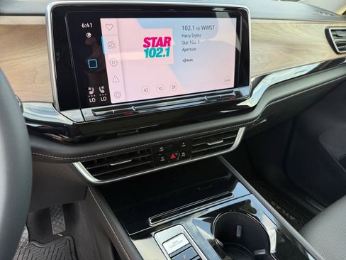 Used 2024 Volkswagen Atlas SE image 16