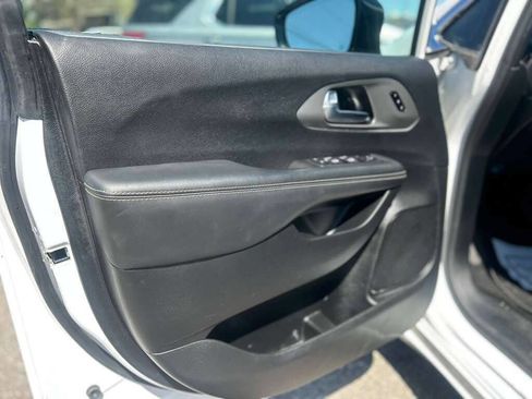 Used 2025 Chrysler Pacifica Select FWD image 10