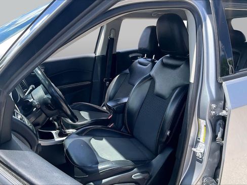 Used 2019 Jeep Compass Latitude w/ Cold Weather Group FWD image 8