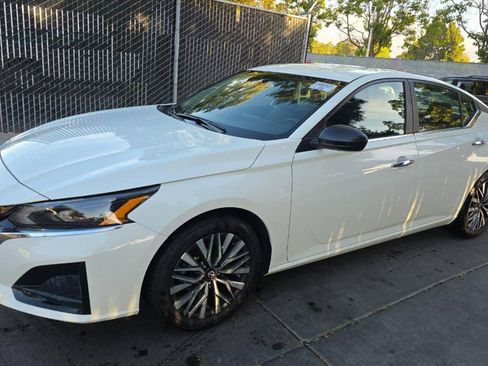 Used 2025 Nissan Altima 2.5 SV FWD image 10