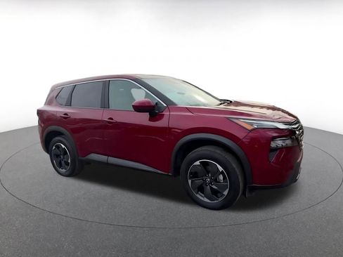 Used 2025 Nissan Rogue SV image 2