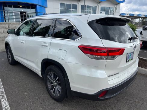 Used 2017 Toyota Highlander XLE AWD/4WD image 6
