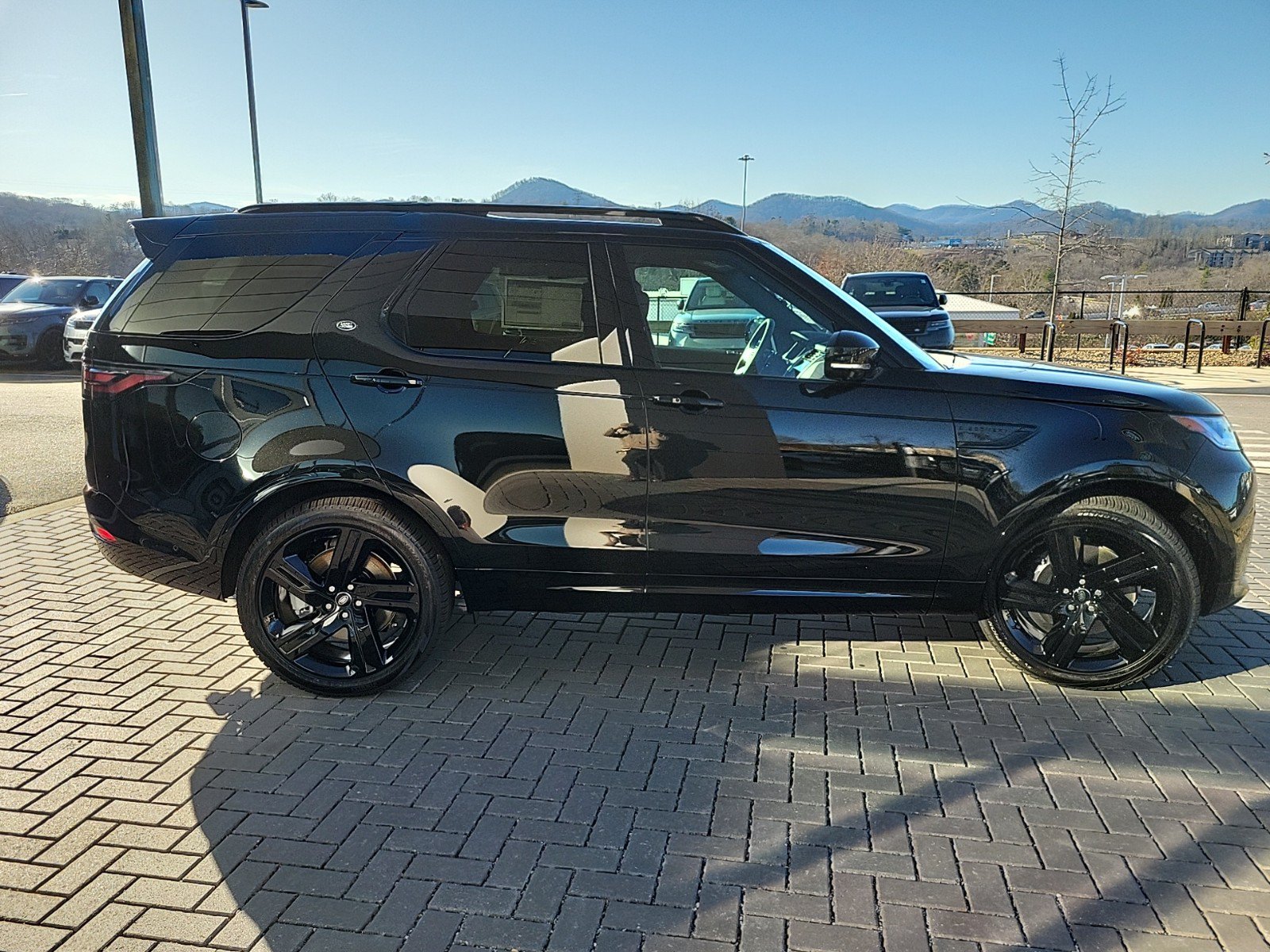 Used 2025 Land Rover Discovery Dynamic SE AWD/4WD image 4