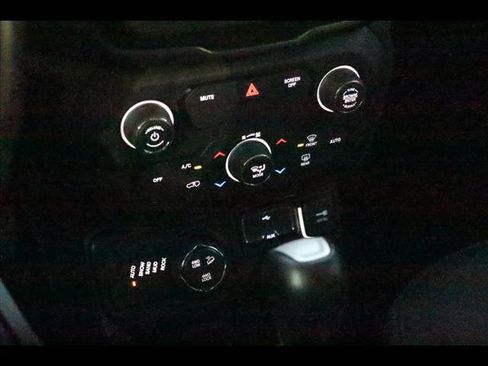 Used 2019 Jeep Renegade Trailhawk w/ Cold Weather Group II image 17