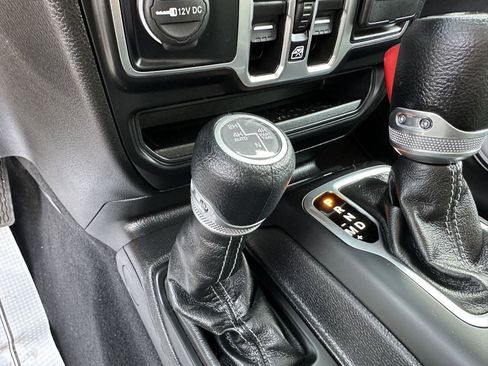 Used 2025 Jeep Wrangler Sahara image 33