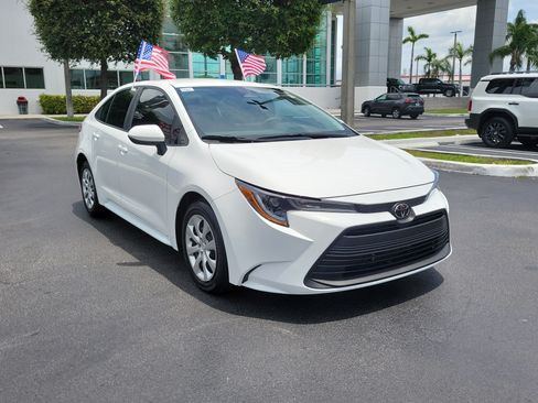 Used 2025 Toyota Corolla LE FWD image 2