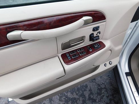 Used 2003 Lincoln Town Car Cartier RWD image 51