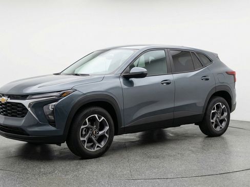 Used 2025 Chevrolet Trax LT FWD image 3